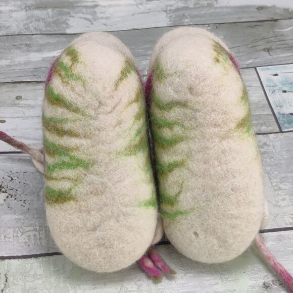 Wool felt Slippers Wearable Art Flowers Handmade in Nepal New w/ Tags Baby Sz 5 - Picture 6 of 16